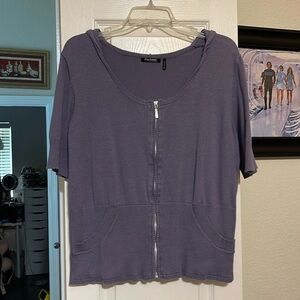 Daisy Fuentes short sleeve hoodie, scoop neck with pockets